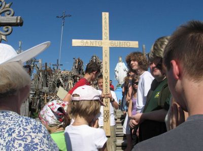 Krzyż Santo Subito na Górze Krzyży